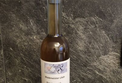 Flasche mit Waldmeisterlikör