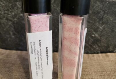 Zwei Streuer mit Goldmelissensalz