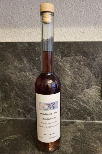 Flasche mit Heidelbeerlikör