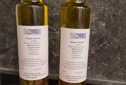 Zwei Flaschen mit Kräuteröl