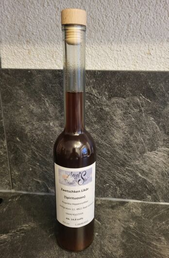 Flasche mit Zwetschkenlikör