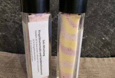 Zwei Streuer mit Salzmischung