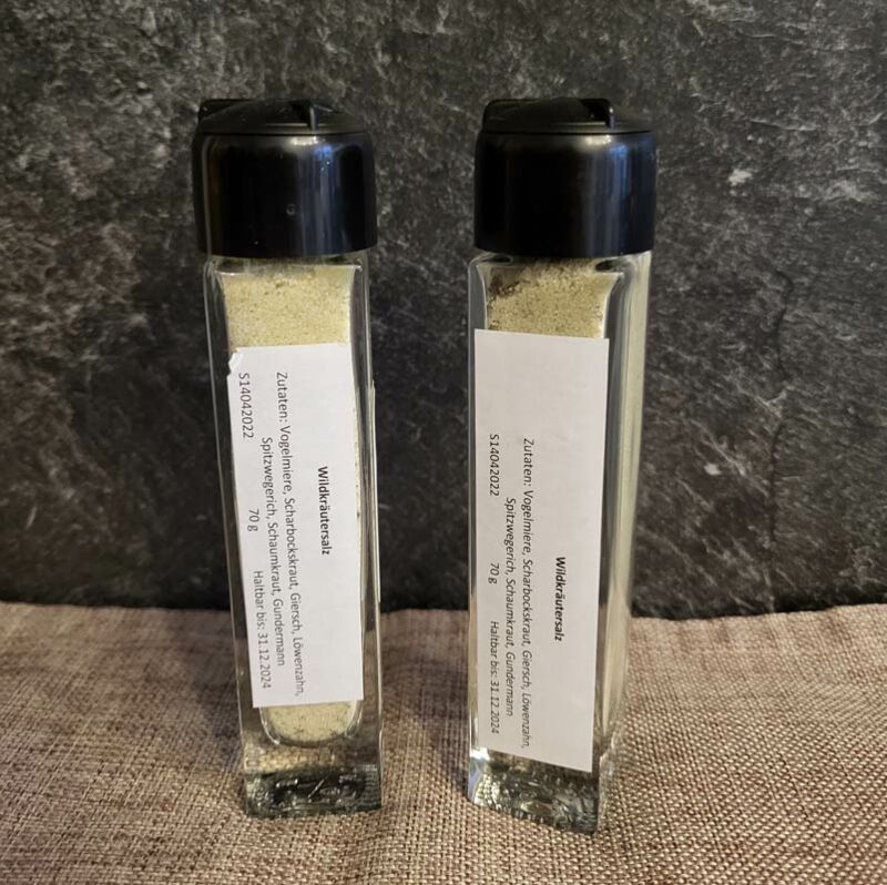 Zwei Streuer mit Wildkräutersalz