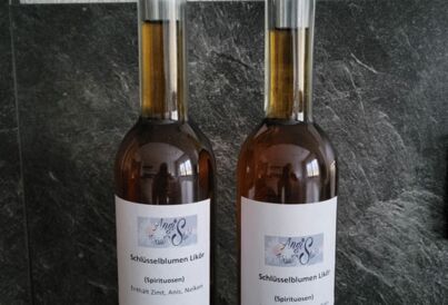 Flaschen mit Schlüsselblumenlikör