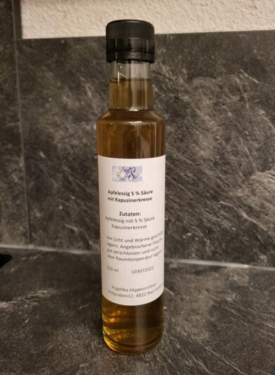 Flasche mit Apfelessig mit Kapuzinerkresse