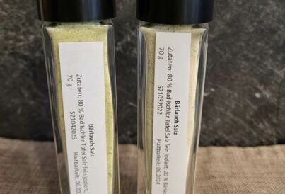 Zwei Streuer mit Bärlauchsalz