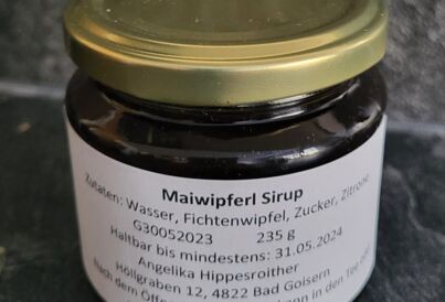 Glas mit Maiwipferlsirup