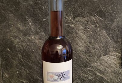 Flasche mit Heidelbeerlikör