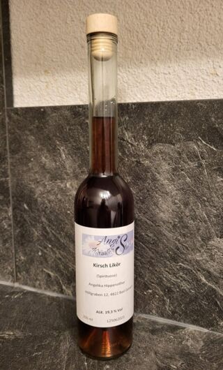 Flasche mit Kirschlikör