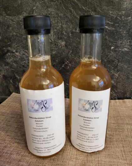 Flaschen mit Holunderblütensirup