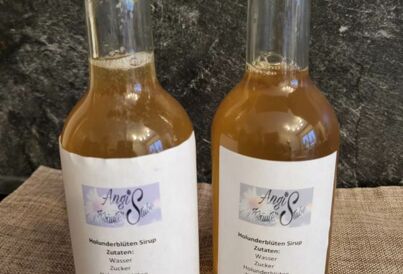 Flaschen mit Holunderblütensirup