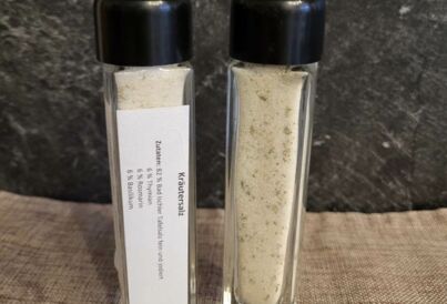 Zwei Streuer mit Kräutersalz