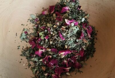 getrocknete Zutaten in der Holzschüssel