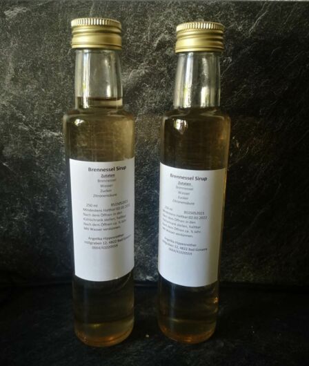 Flaschen mit Brennesselsirup