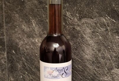 Flasche mit Kirschlikör