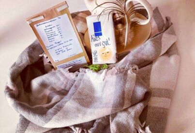 Tee- mit Taschentuchpackung in eine Decke eingewickelt