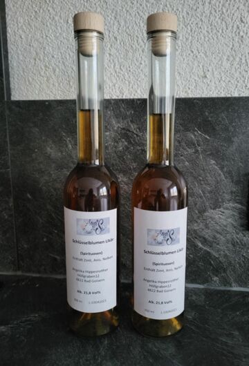 Flaschen mit Schlüsselblumenlikör
