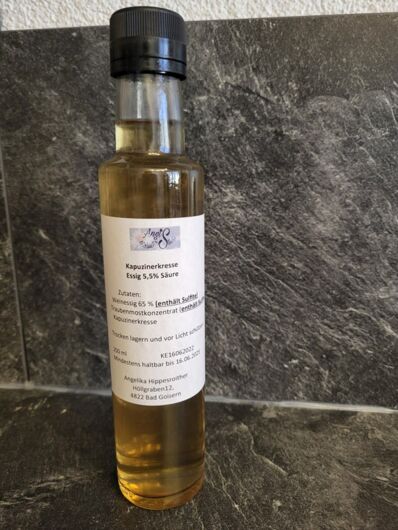 Flasche mit Kapuzinerkresse Balsamico Essig