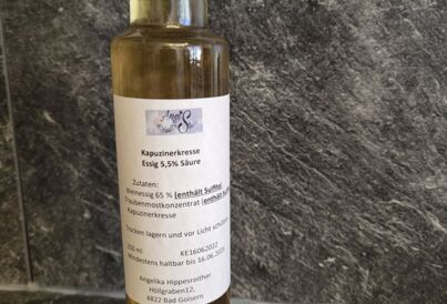 Flasche mit Kapuzinerkresse Balsamico Essig