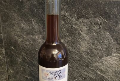 Flasche mit Zwetschkenlikör