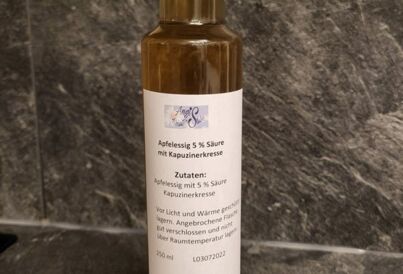 Flasche mit Apfelessig mit Kapuzinerkresse