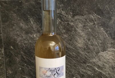 Flasche mit Holunderblütenlikör