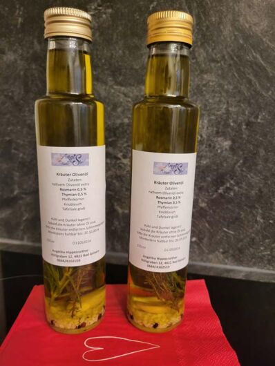 Zwei Flaschen mit Kräuteröl