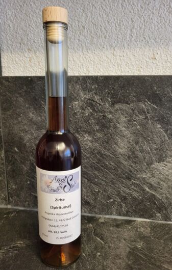 Flasche mit Zirbenschnaps
