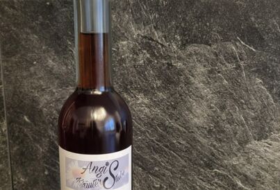 Flasche mit Zirbenschnaps